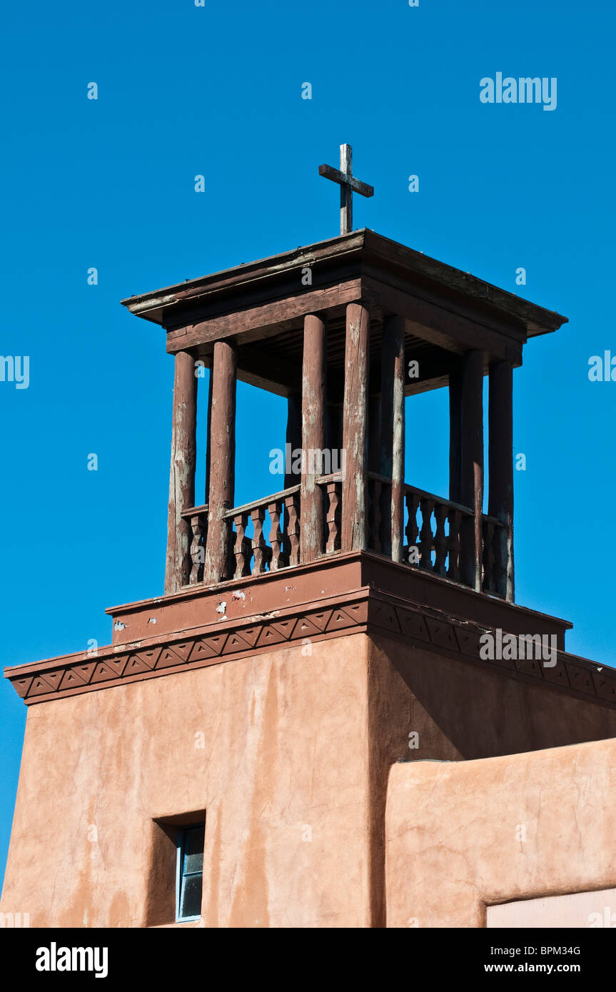 Hölzernen Turm auf Adobe Gebäude mit Kreuz Stockfoto