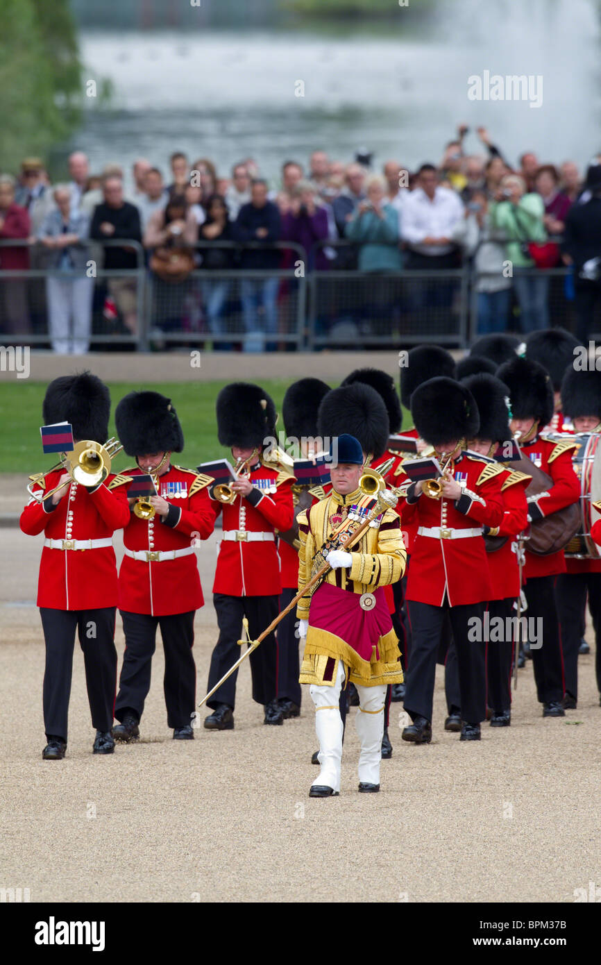 Die Band von der Welsh Guards marschieren auf Horse Guards Parade, bei "Trooping die Farbe" 2010 Stockfoto