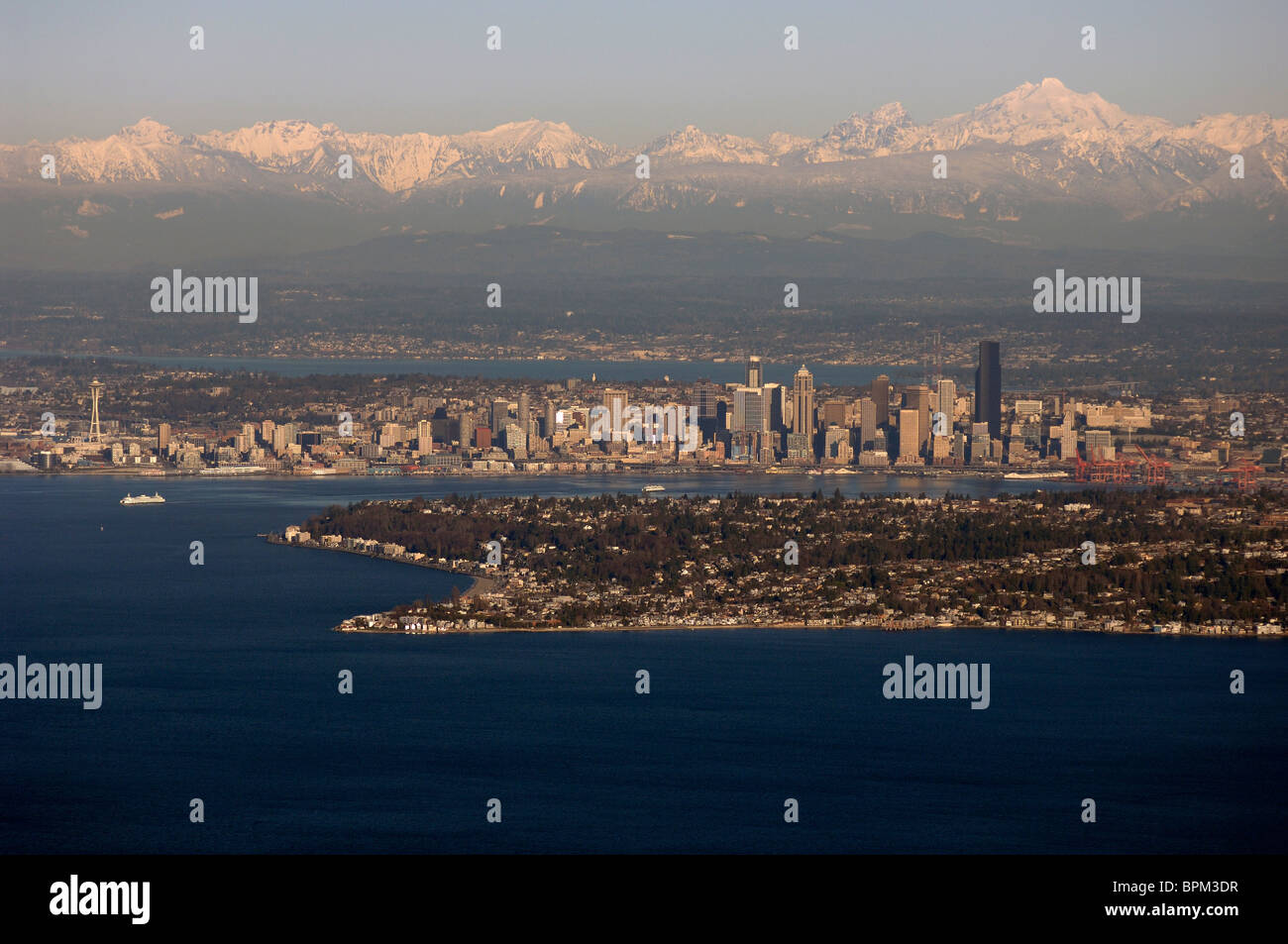 West Seattle, Seattle und Cascade Mountains, Washington, Lake Washington, Bellevue, Kirkland, Aerial Stockfoto