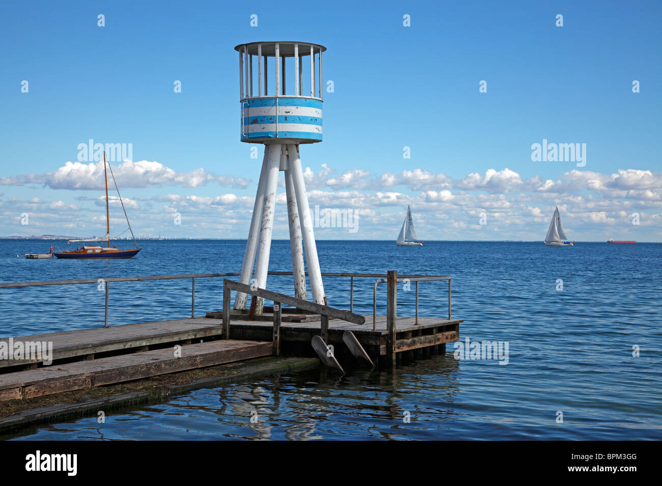 Rettungsschwimmerstation am Bellevue Beach in der Nähe von Kopenhagen an einem Spätsommertag. Der Rettungsschwimmer wurde von Arne Jacobsen, dem Architekten der Moderne, entworfen. Stockfoto