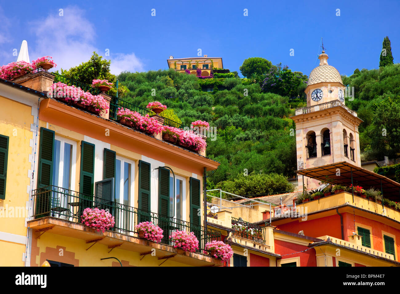 Blumenkästen und bauen Details Portofino mit der Kirche Turm von San Martino, Ligurien Italien Stockfoto