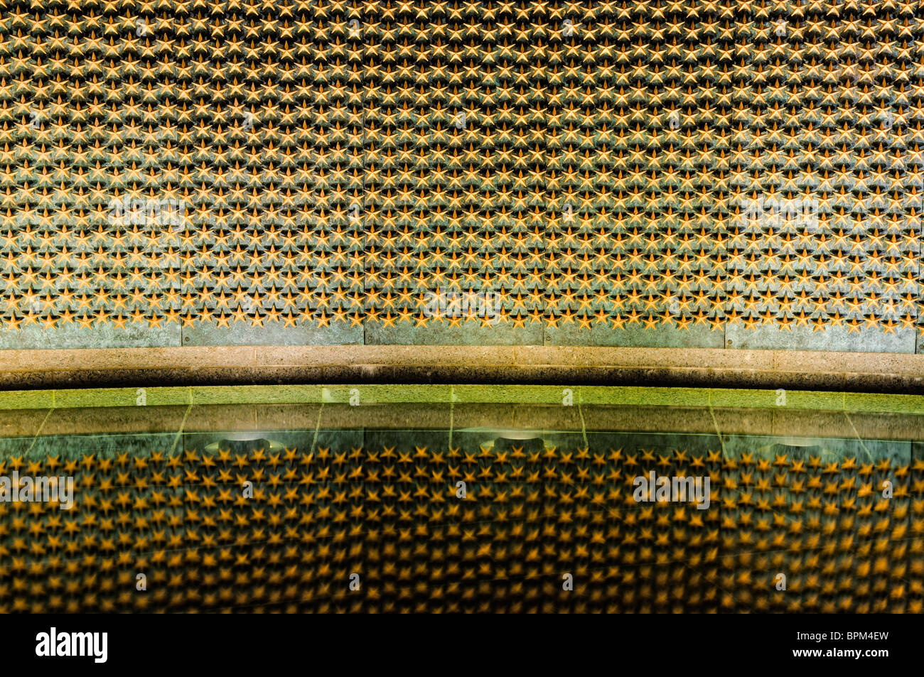 National World war II Memorial Wall of Stars Washington DC // WASHINGTON DC – die Wall of Stars, auch bekannt als Freedom Wall, am National World war II Memorial in der National Mall. Jeder der 4.048 Goldsterne repräsentiert 100 US-Militärs, die während des Zweiten Weltkriegs starben, und erinnert an etwa 405.000 Soldaten, die während des Konflikts ihr Leben gaben. Das Denkmal wurde 2004 geweiht und ehrt die 16 Millionen Amerikaner, die während des Zweiten Weltkriegs in der Armee dienten. Es befindet sich zwischen dem Lincoln Memorial und dem Washington Monument, dem National World war II Memo Stockfoto