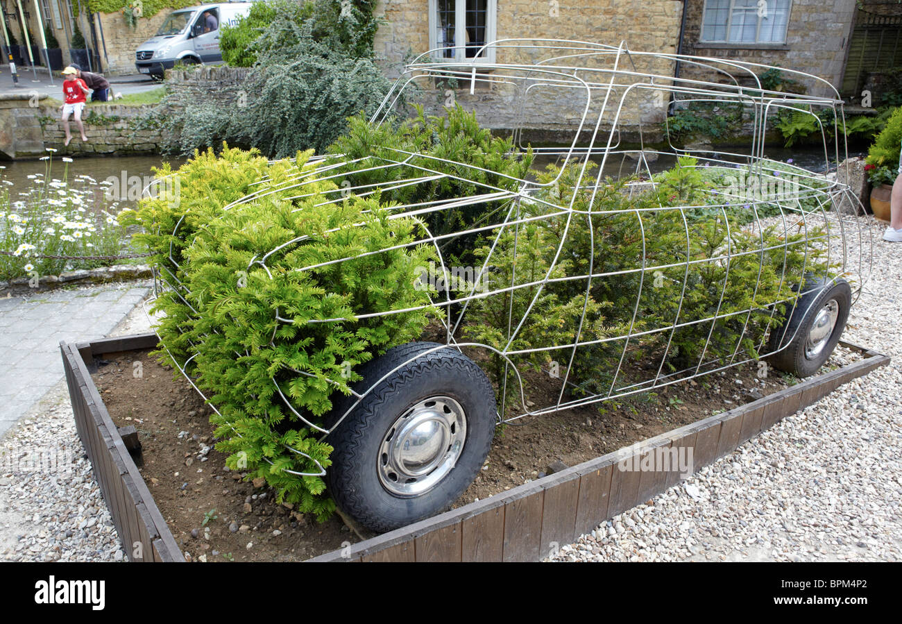 Mini Auto geformt Bush Bourton auf Wasser Cotswolds UK Stockfoto