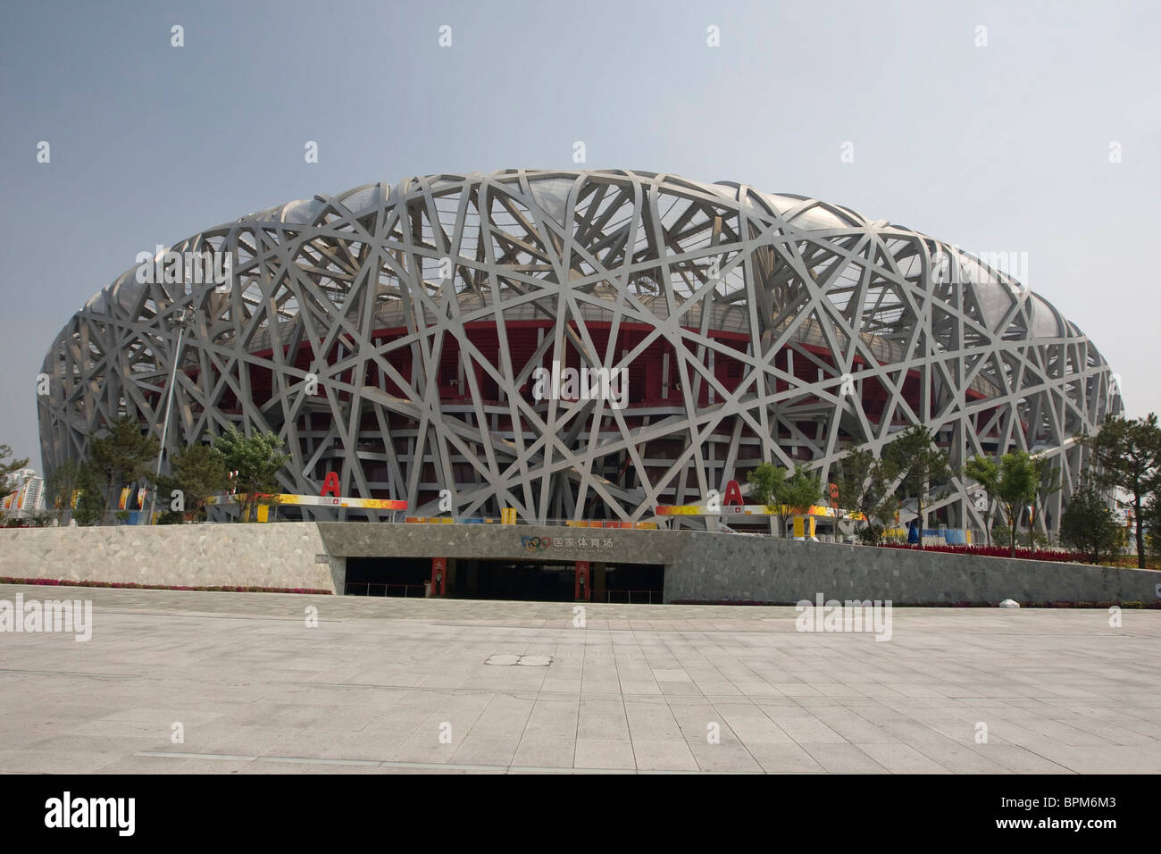 Blick auf das Nationalstadion, allgemein bekannt als das "Vogelnest" auf der Olympic Green in Peking, China. Stockfoto