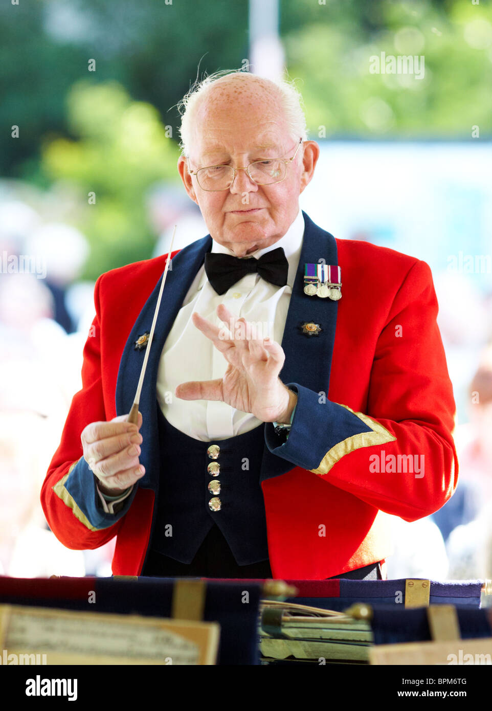 Leiter einer traditionellen Blaskapelle an der Chelsea Flower Show London UK Stockfoto