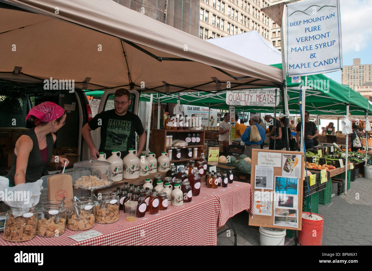 Ahornsirup und andere Vermont Produkte zum Verkauf auf dem Bauernmarkt am Union Square in Manhattan, NYC Stockfoto