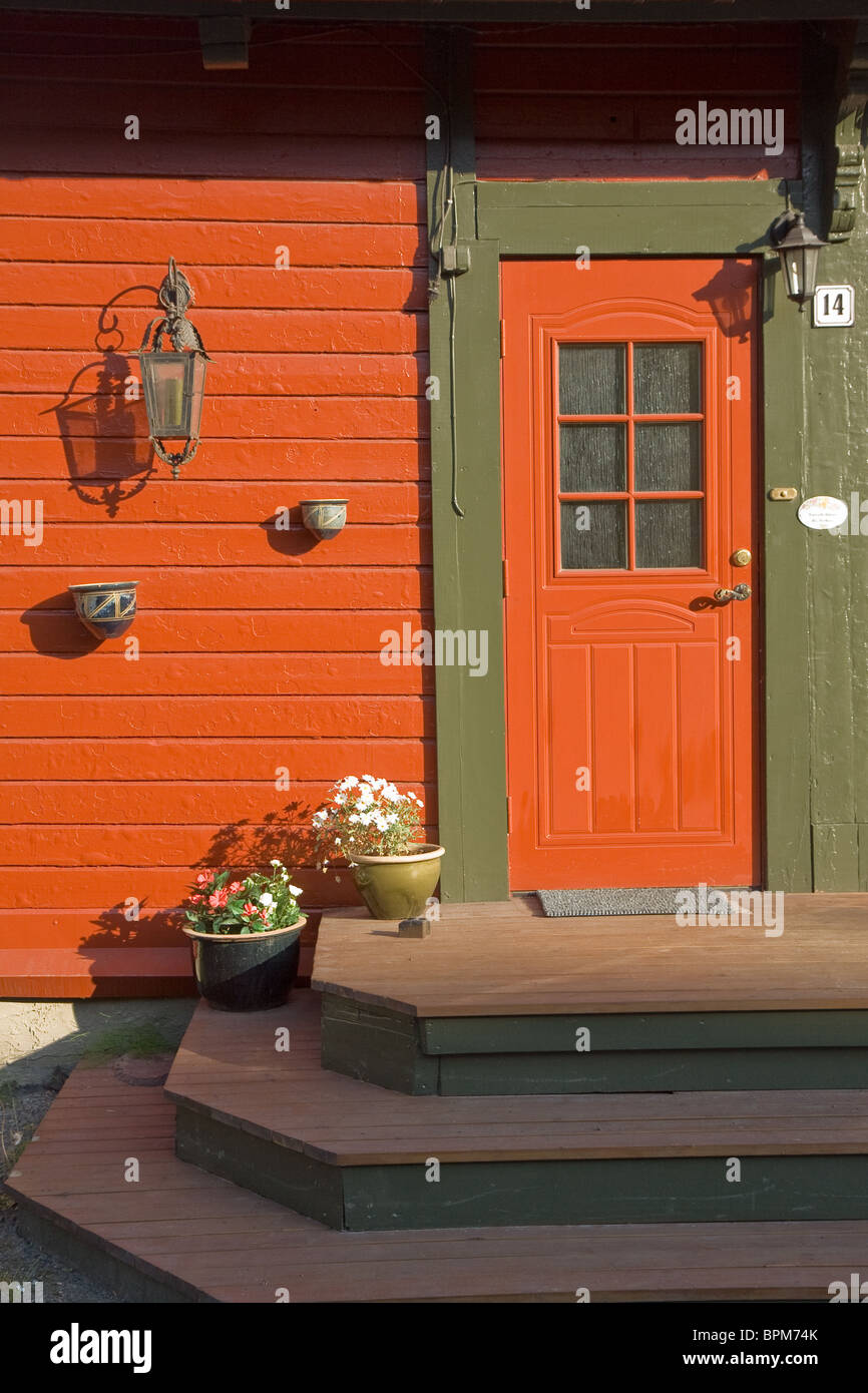 Typische rote Haustür der nördlichen Europas in Narvik, Norwegen Stockfoto