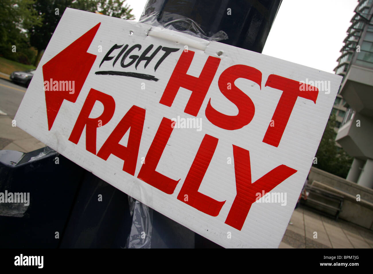 HST-Rallye-Schild. Menschen sind gegen eine neue HST-Steuer in British Columbia, Kanada Stockfoto