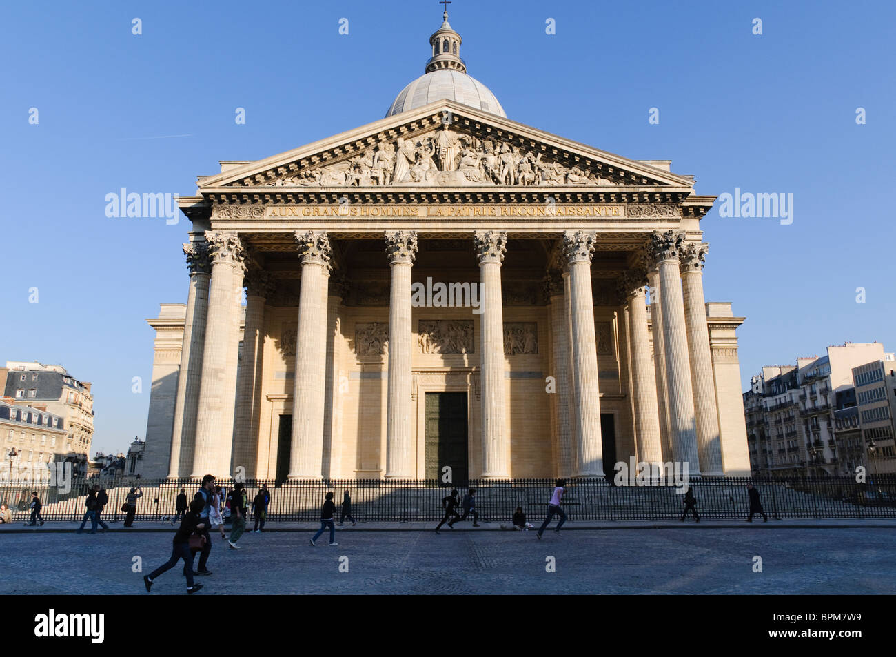 Panthéon Jacques Germain Soufflot Neoklassizistisches Mausoleum Paris France // PARIS, Frankreich — das Panthéon, ein prominentes neoklassizistisches Mausoleum von Jacques-Germain Soufflot, befindet sich in der Montagne Sainte-Geneviève im 5. Arrondissement von Paris. Ursprünglich zwischen 1758 und 1790 als Kirche erbaut, die dem Heiligen Geneviève, dem Schutzpatron von Paris, gewidmet war, wurde sie während der Französischen Revolution in ein weltliches Mausoleum umgewandelt. Das Gebäude verfügt über einen markanten Säulengang mit korinthischen Säulen, der dem antiken römischen Pantheon nachempfunden ist. Es beherbergt die Überreste der berühmten französischen citi Stockfoto