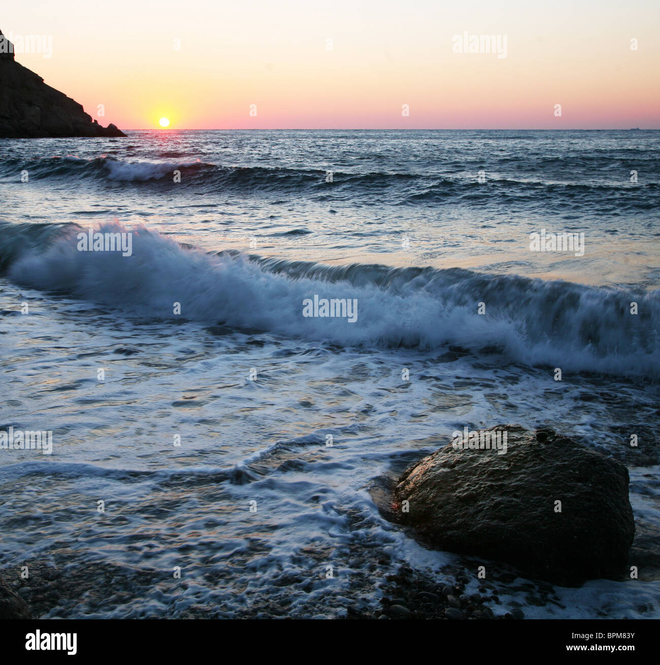Landschaft mit den Wellen des Meeres und der Morgendämmerung Stockfoto