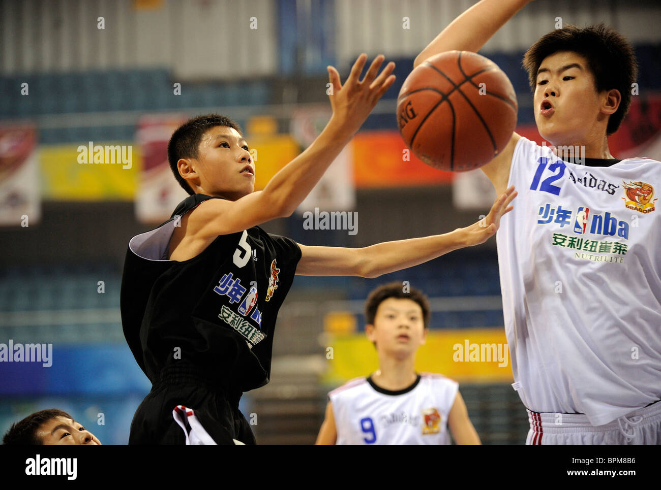 Chinesische Kinder spielen Basketball in Peking, China. 25. August 2010 Stockfoto