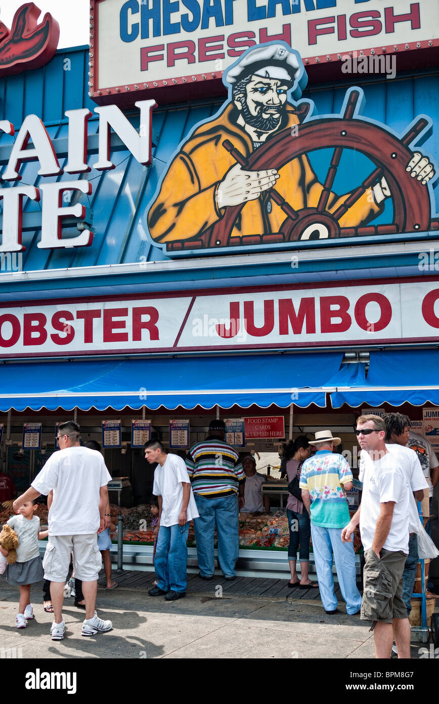 Maine Avenue Fish Market Captain White's Stall Washington DC // WASHINGTON DC - Ein Blick auf Captain White's Fischstand auf dem historischen Maine Avenue Fish Market in Washington DC. Der Maine Avenue Fish Market wurde 1805 gegründet und ist der älteste kontinuierlich in Betrieb befindliche Open-Air-Fischmarkt in den Vereinigten Staaten. Captain White's ist einer der bekanntesten Anbieter des Marktes, der Einheimischen und Touristen frische Meeresfrüchte anbietet. Der Markt, auch bekannt als „The Wharf Fish Market“, liegt am Potomac River im Südwesten Washingtons und ist seit mehr als einer der kulturellen Institutionen der Hauptstadt geblieben Stockfoto