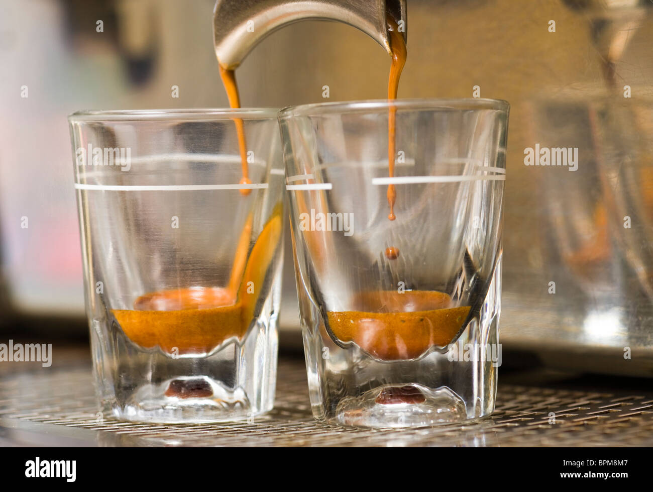 Espresso aus einer Espresso-Maschine tropft. Stockfoto