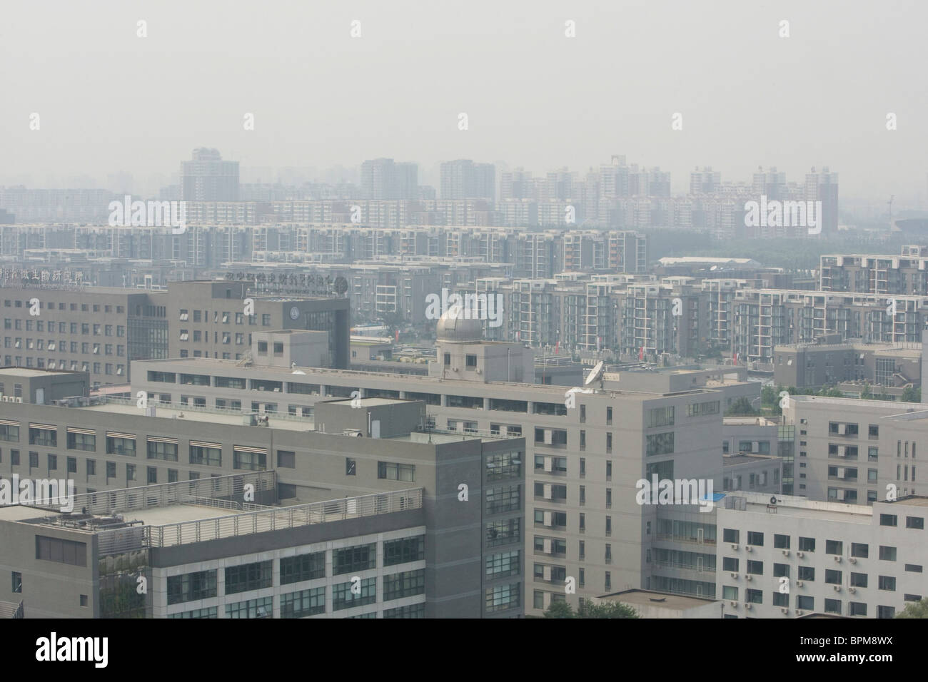 Blick auf die Wohnhäuser und Büros westlich der Olympic Green in Peking mit schlechter Luftqualität Stockfoto