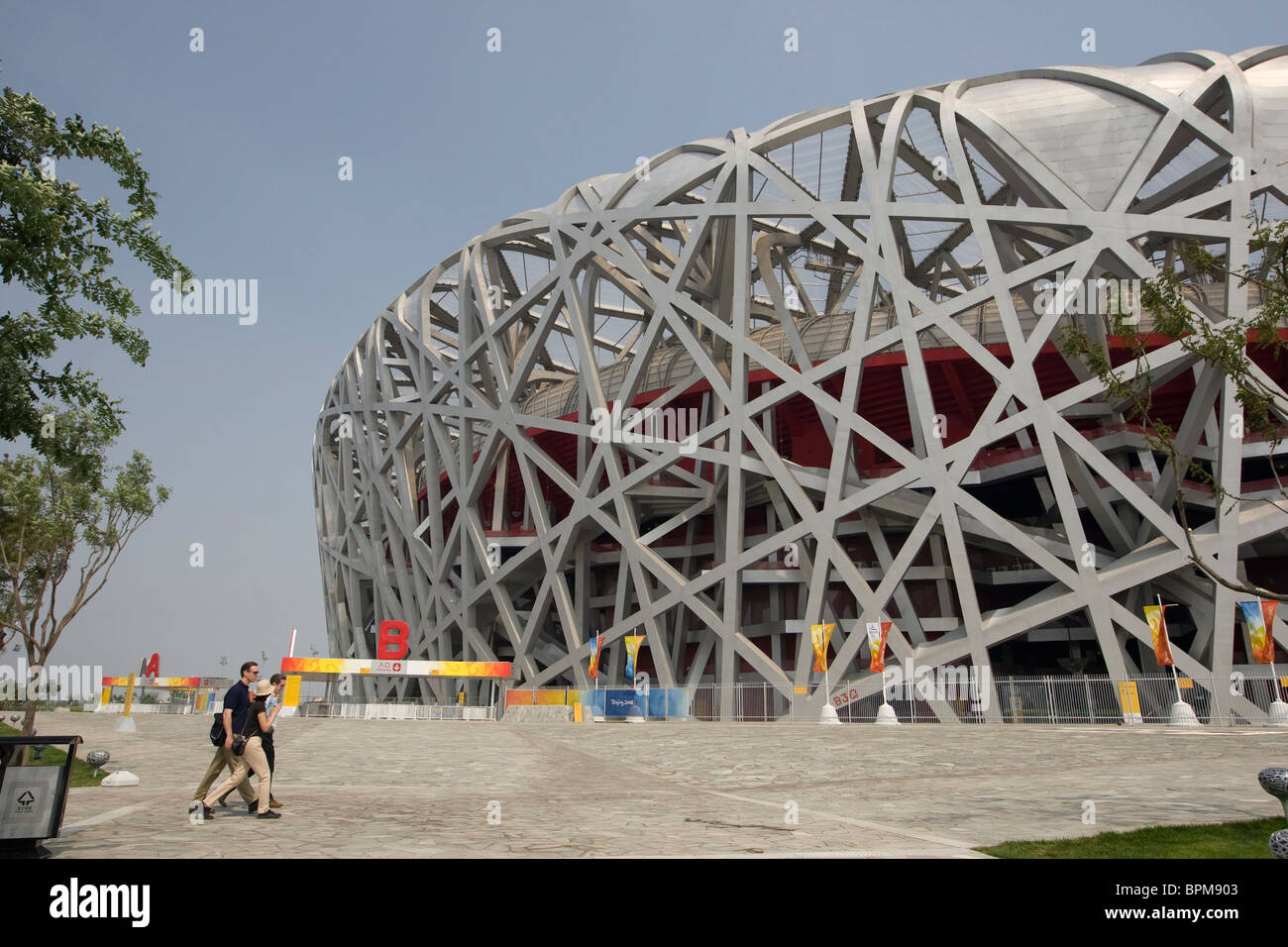 Blick auf die Beijing National Stadium, allgemein bekannt als das Vogelnest auf der Olympic Green in Peking, China. Stockfoto
