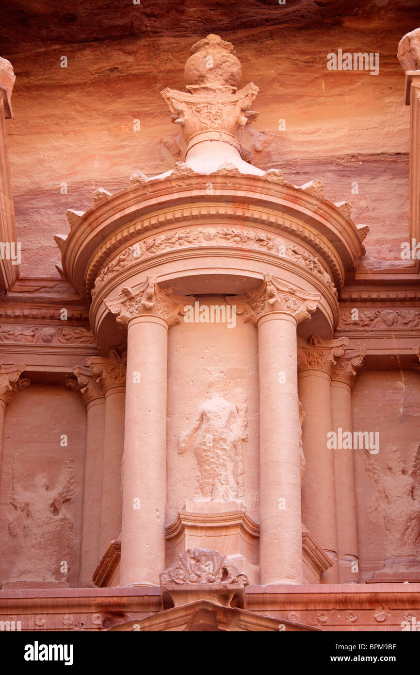 Die Urne auf der Spitze Al Khazneh (oder Treasury), Petra, Jordanien Stockfoto
