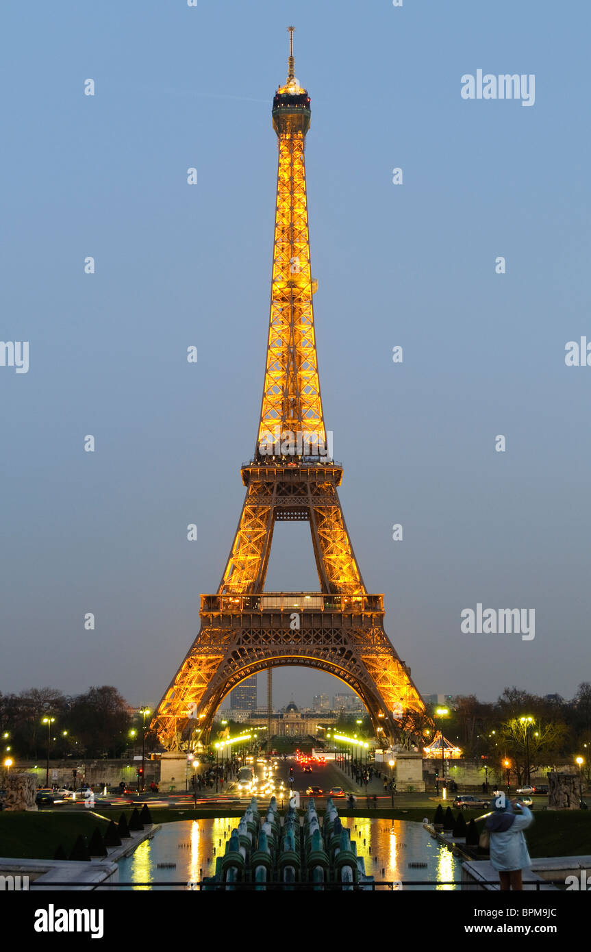 PARIS, Frankreich – Dämmerung am Eiffelturm in Paris mit Lichtern, vom Palais de Chaillot aus gesehen Stockfoto