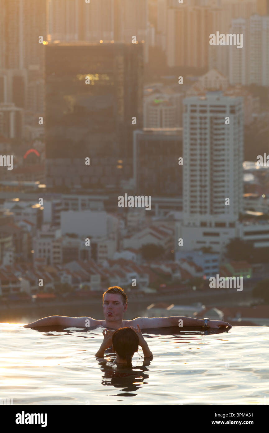 Fotografieren im SkyPark Infinity-Swimmingpool, Marina Bay Sands Resort Hotel, Marina Bay, Singapur Stockfoto