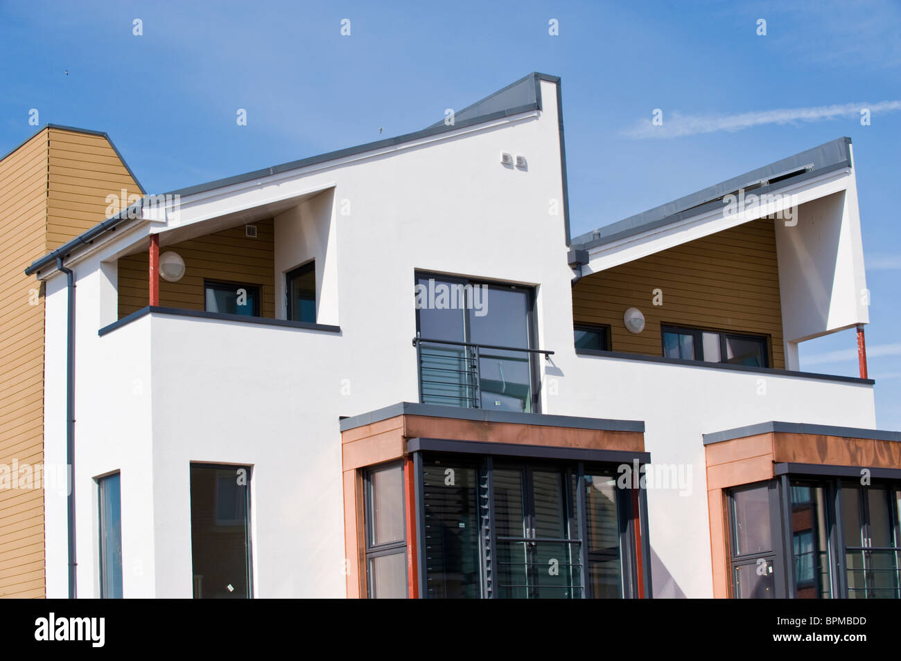 Moderne Wohnungen mit Kupfer verkleidet Fensterrahmen im Bau auf Brachfläche in Newport City Gwent South Wales UK Stockfoto