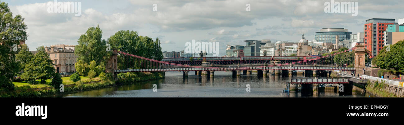Panoramablick auf den Fluss Clyde in der schottischen Stadt Glasgow. Stockfoto