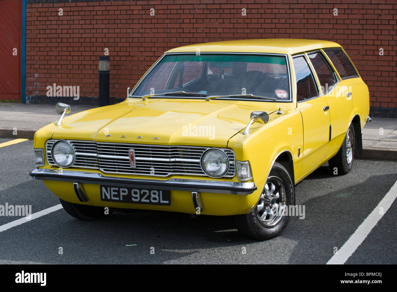 Gelben Ford Cortina XL Anwesen restauriert Oldtimer motor Stockfoto