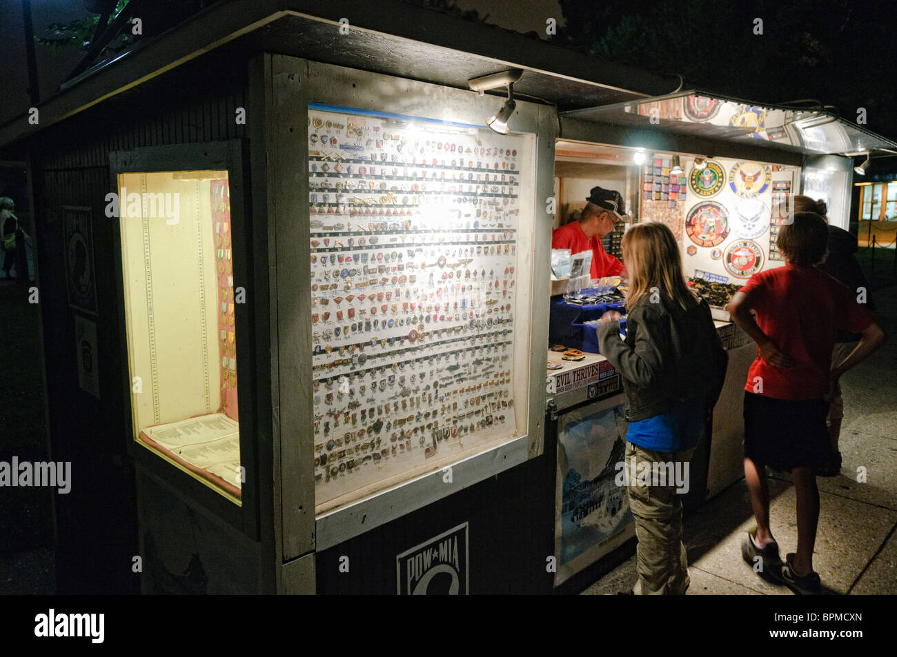 POW MIA Tribute Stand National Mall Washington DC // WASHINGTON DC – Eine nächtliche Aufnahme des POW Tribute Stand zwischen dem Lincoln Memorial und dem Vietnam Veterans Memorial in der National Mall. Der beleuchtete Stand dient als Hommage an Kriegsgefangene und Vermisste in Aktion und schafft eine feierliche und reflektierende Atmosphäre. Stockfoto