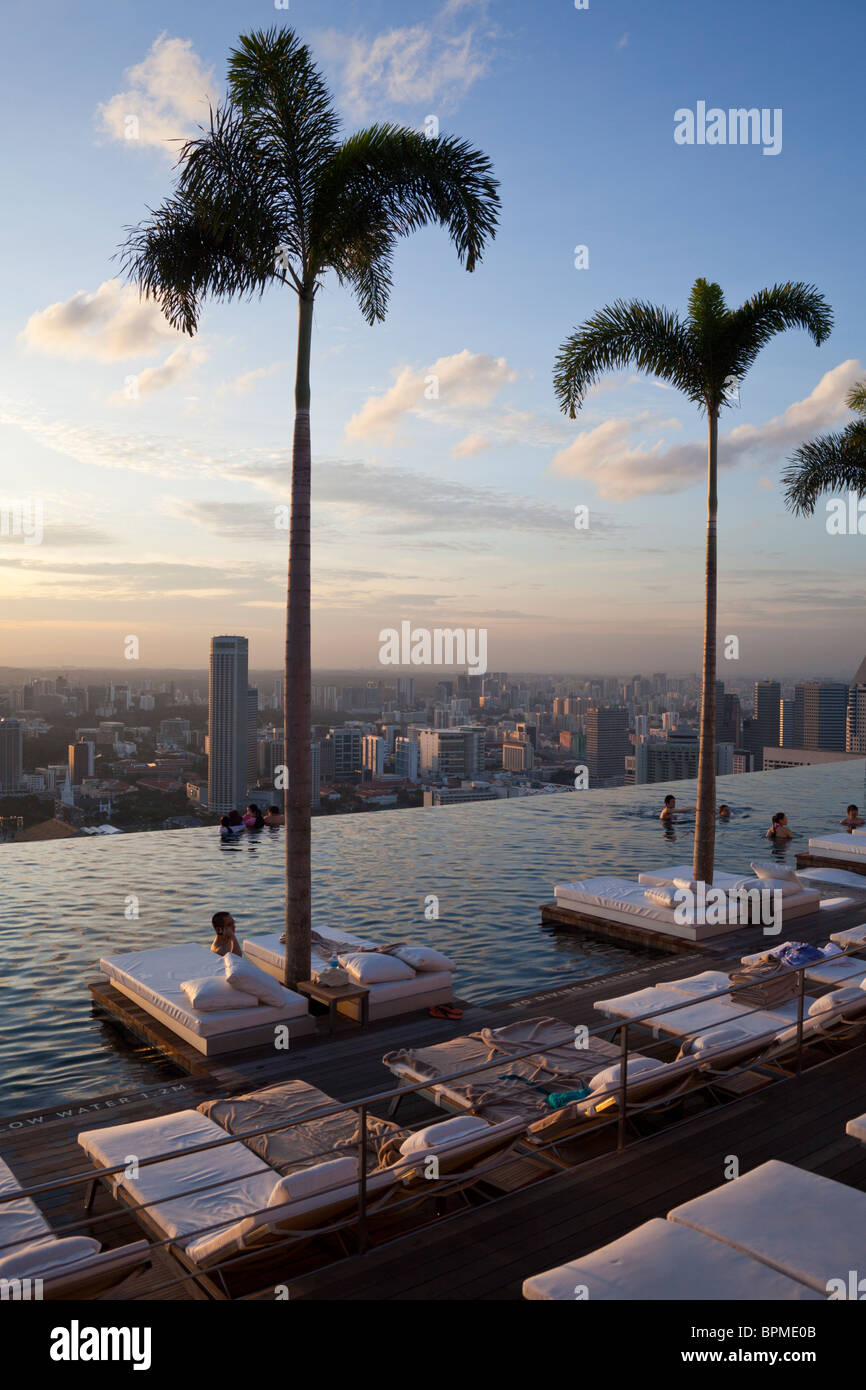 SkyPark Infinity-Swimmingpool, Marina Bay Sands Resort Hotel, Marina Bay, Singapur Stockfoto