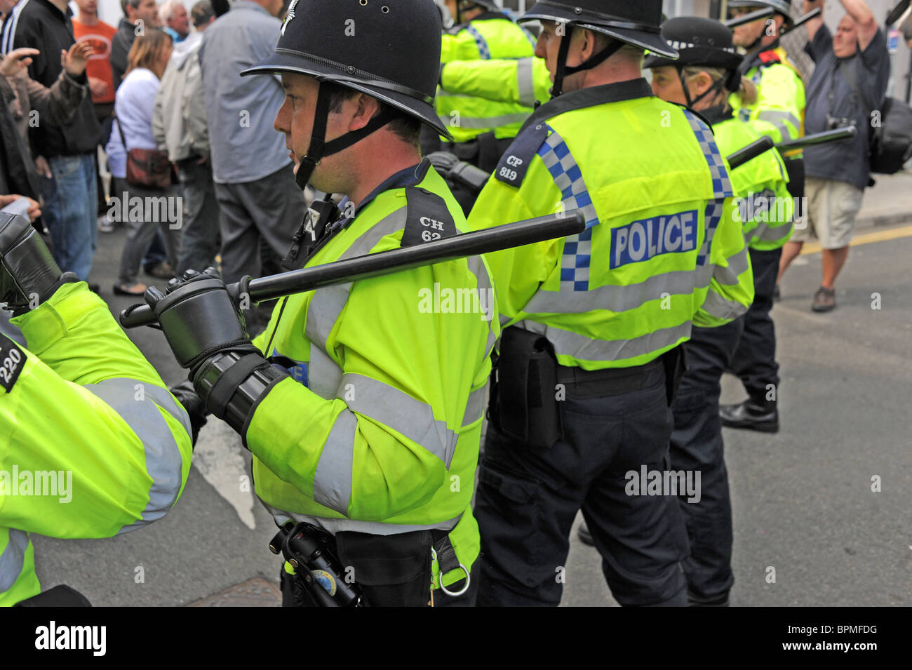 Sussex Polizei mit Schlagstöcken behalten Sie die Kontrolle der Massen wütend auf ENA Marsch durch Brighton UK Stockfoto