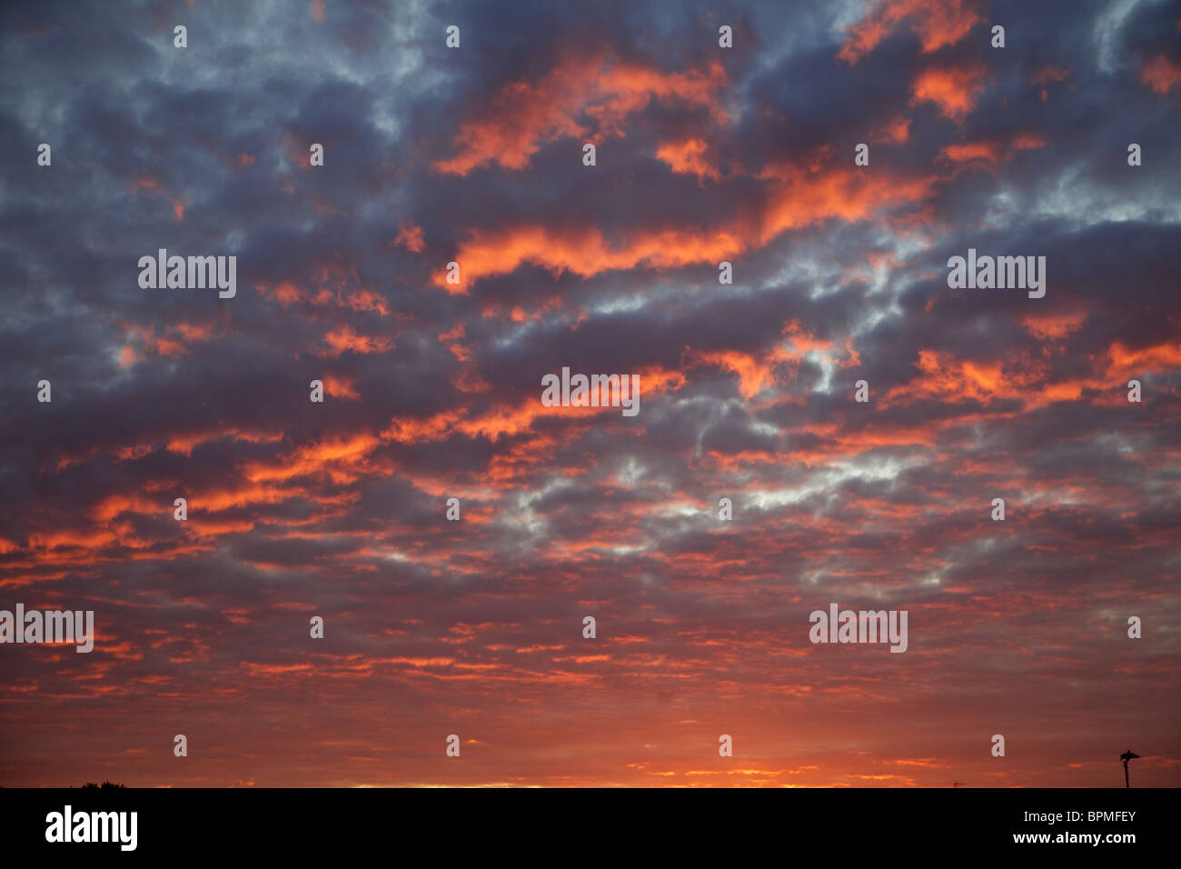 Sonnenaufgang Wolken über London Stockfoto