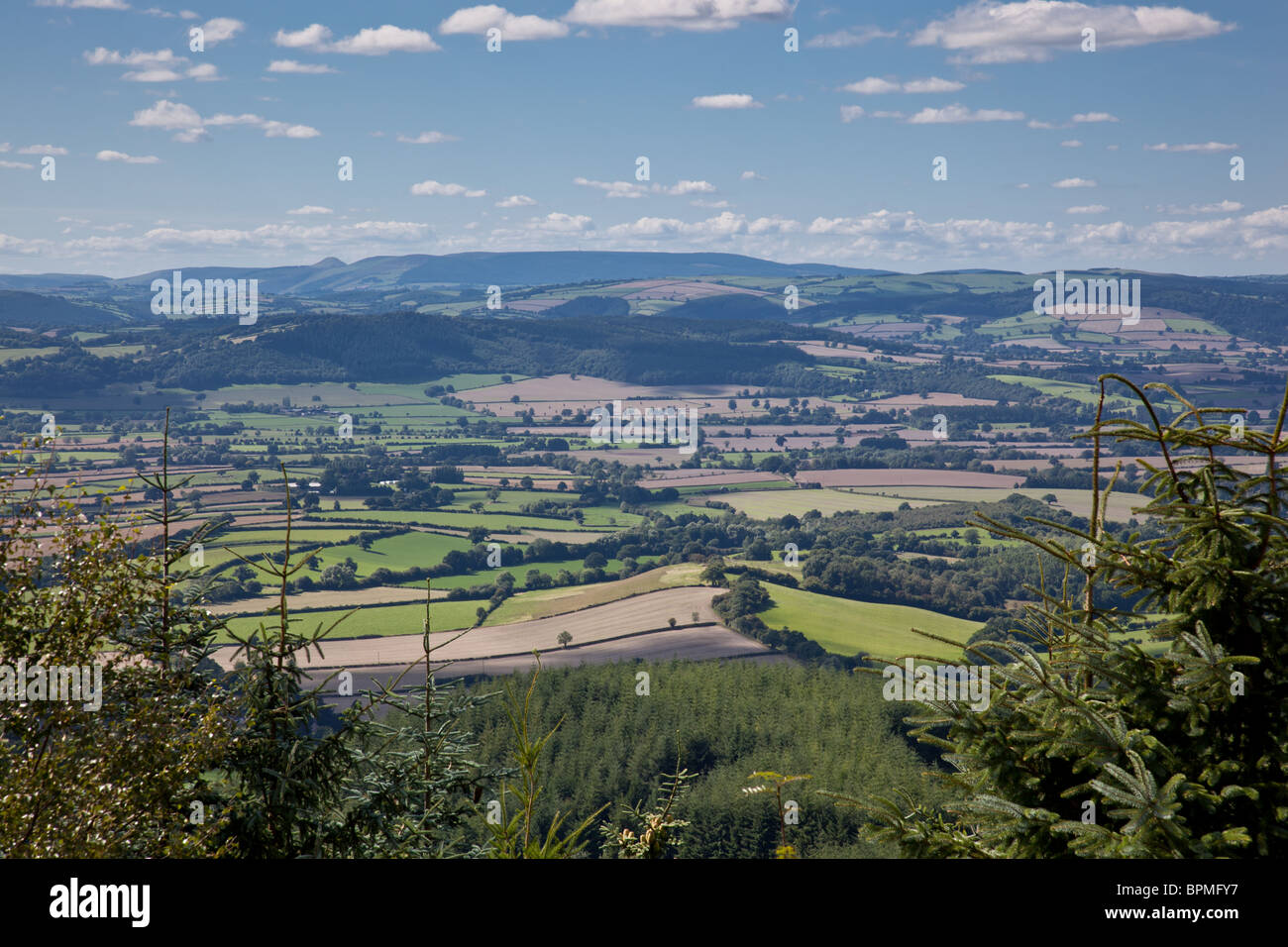 Blick über Mid-Wales gesehen vom Gipfel des hohen Vinnals im Mortimer Wald in der Nähe von Ludlow, Shropshire Stockfoto