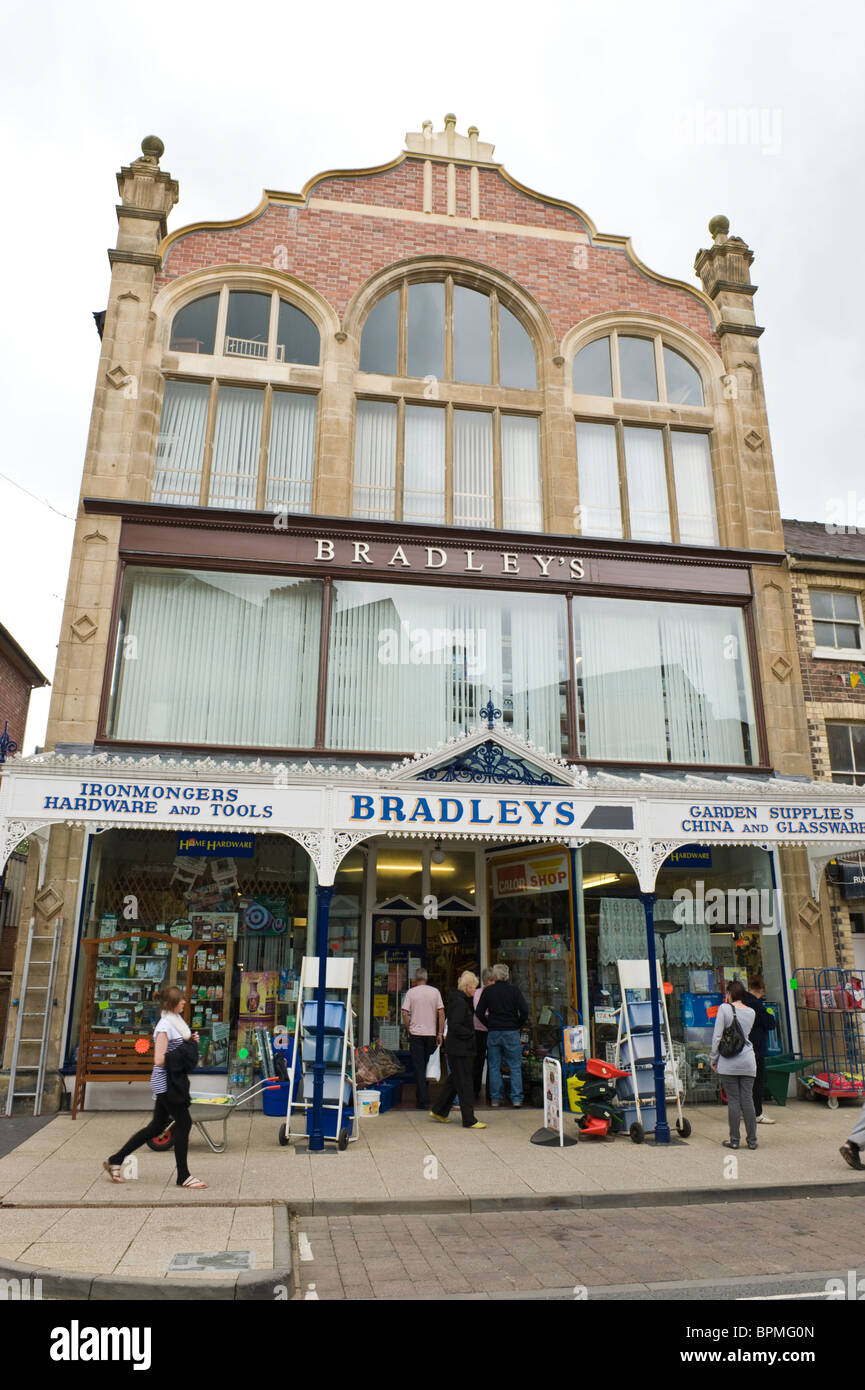 Viktorianische Ladenfront mit reich verzierten Baldachin von Bradleys traditionelle Ironmongers in Llandrindod Wells Powys Mid Wales UK Stockfoto