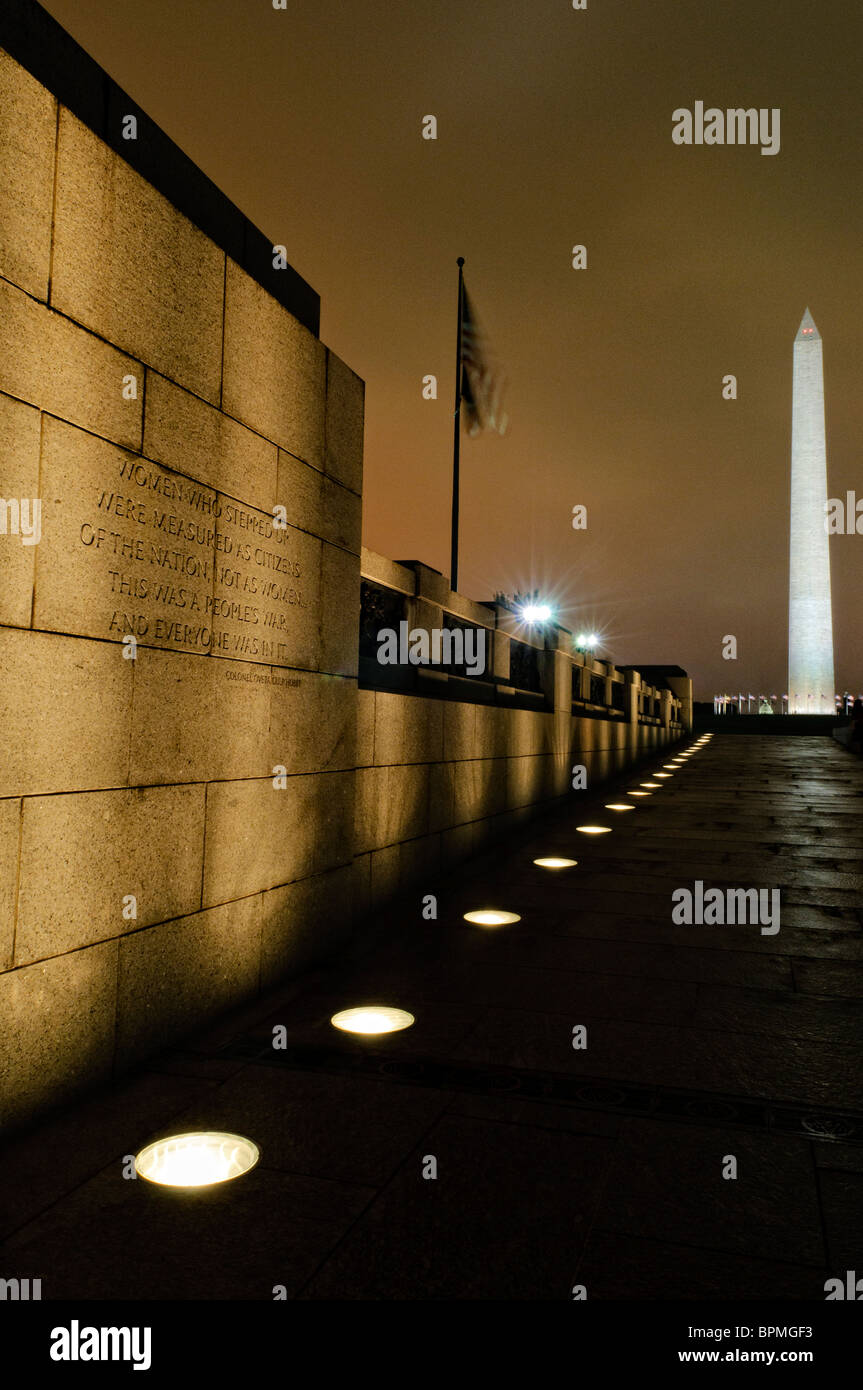 WASHINGTON DC, USA - Washington Monument in der Ferne, mit einem Teil der National World War II Memorial im Vordergrund, bei Nacht Stockfoto