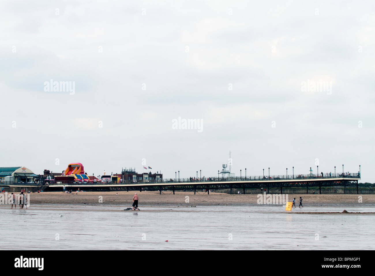 Skegness Pier, gesehen vom Strand entfernt. Skegness hatte einen 1.843 Fuß (562 m) langen Pier am Pfingstmontag Montag eröffnete 1881, dann die Stockfoto