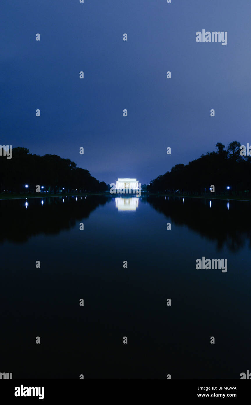 WASHINGTON DC, USA - Night Shot des Lincoln Memorial reflektiert auf einem noch einen reflektierenden Pool. Stockfoto