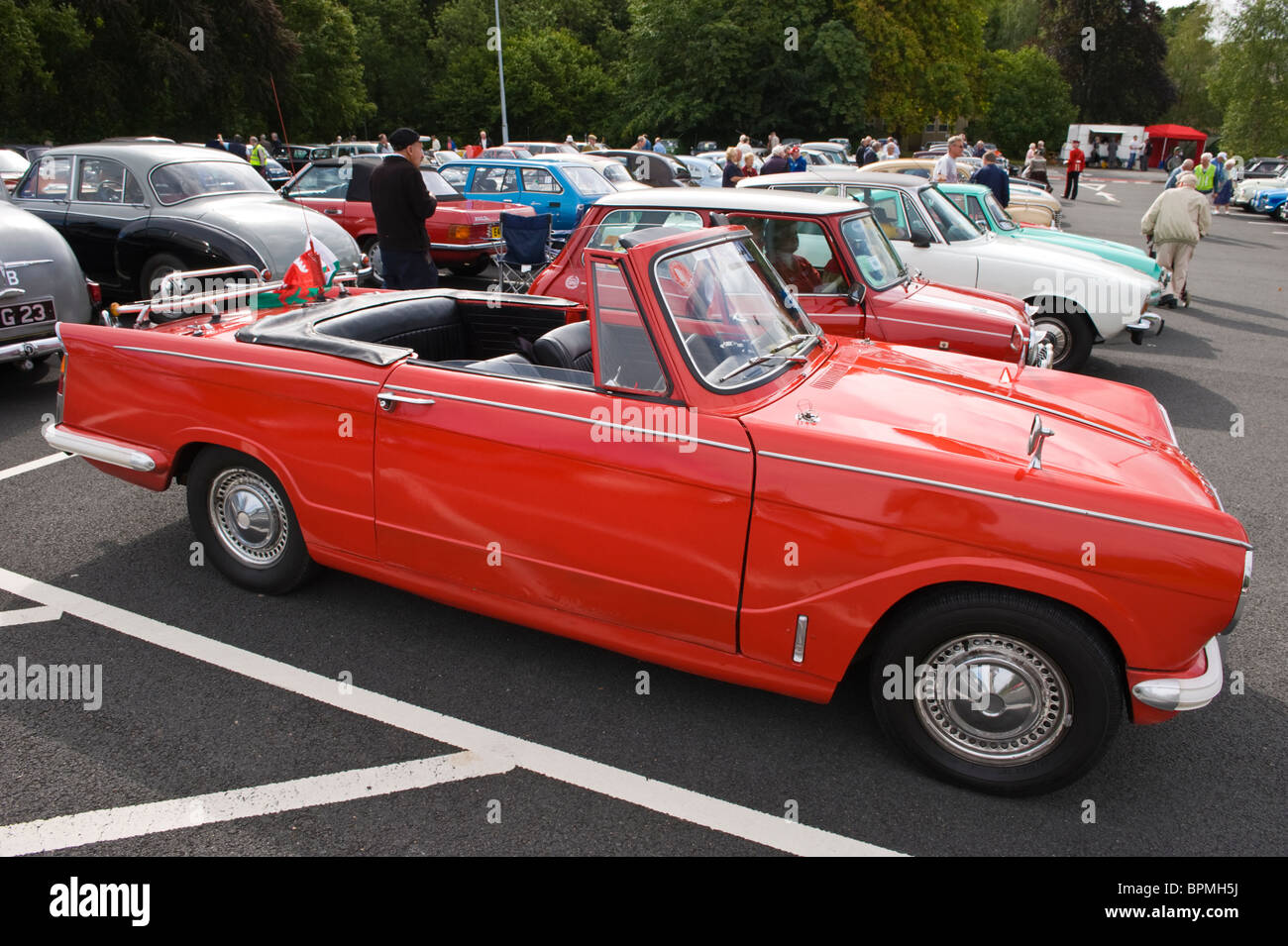Restaurierte Triumph Herald Cabrio Oldtimer-Show in Llandrindod Wells Powys Mid Wales UK Stockfoto