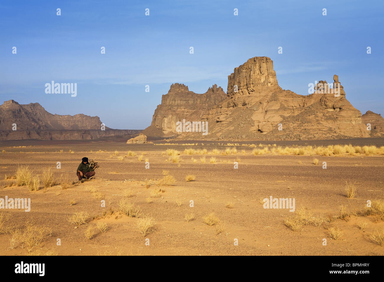 Tuareg sammeln von Feuerholz, Akakus Gebirge, Libyen, Sahara, Nordafrika Stockfoto