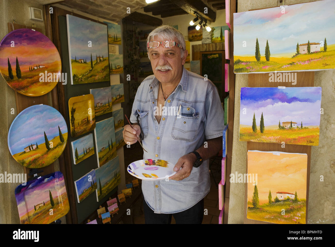 Maler vor seiner Werkstatt in Pienza, Toskana, Italien Stockfoto