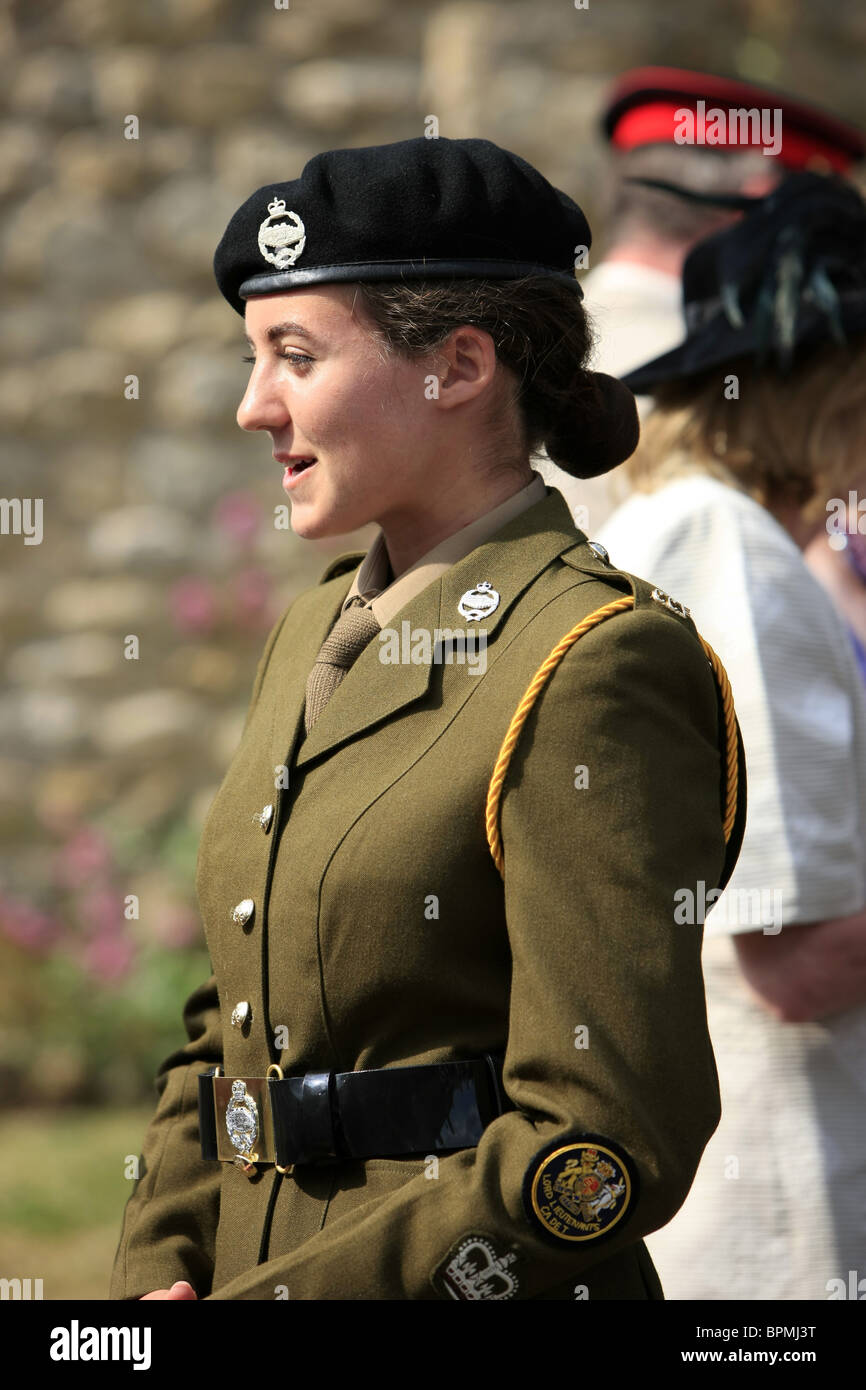 Teenager weiblich Army Cadet Warrant Officer in den Tank Regiment in UK Armed Forces Day parade in Sherborne Dorset am 26. Juni Stockfoto