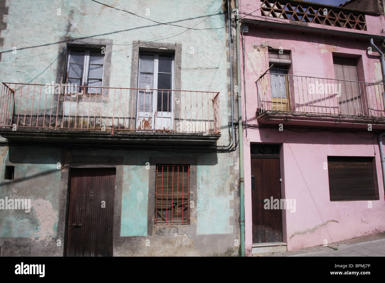 Windows Straße schlechte Wohnverhältnisse Balkonszene von Olot in La Garrotxa Comarca von Girona Provinz Katalonien in Spanien Stockfoto