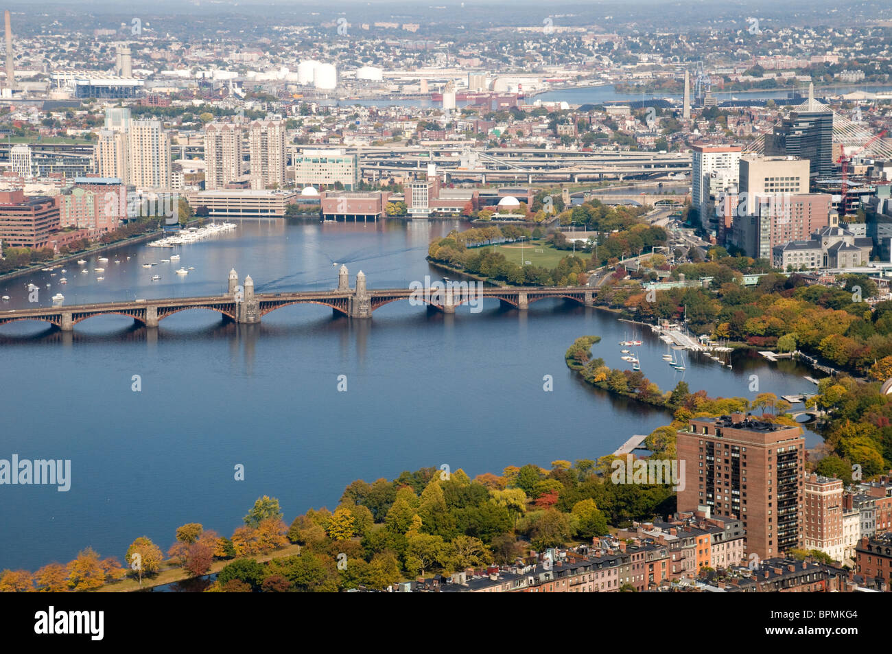 Boston im Herbst mit Bäumen und Charles River. Stockfoto