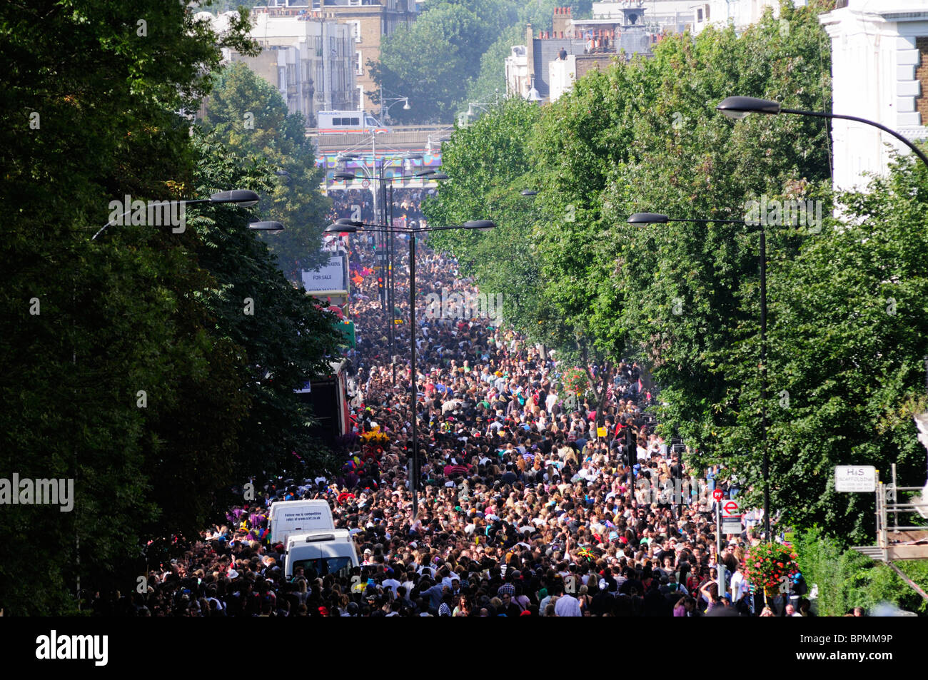 Massen der Notting Hill Carnival-Geher in Ladbroke Grove, London, England, UK Stockfoto