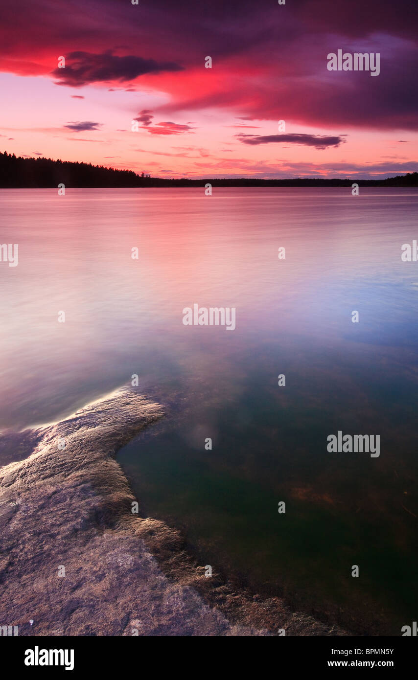 Bunte Himmel bei Dämmerung im Huggenes im See Vansjø, Østfold, Norwegen. Vansjø ist ein Teil des Wassers, das System namens Morsavassdraget. Stockfoto