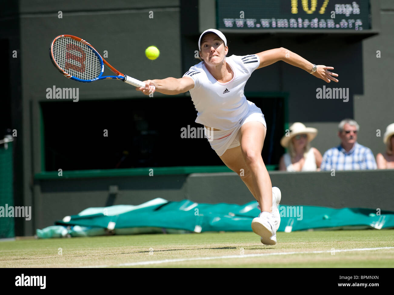 Justine Henin (BEL) in Aktion während Wimbledon Tennis Championships 2010 Stockfoto