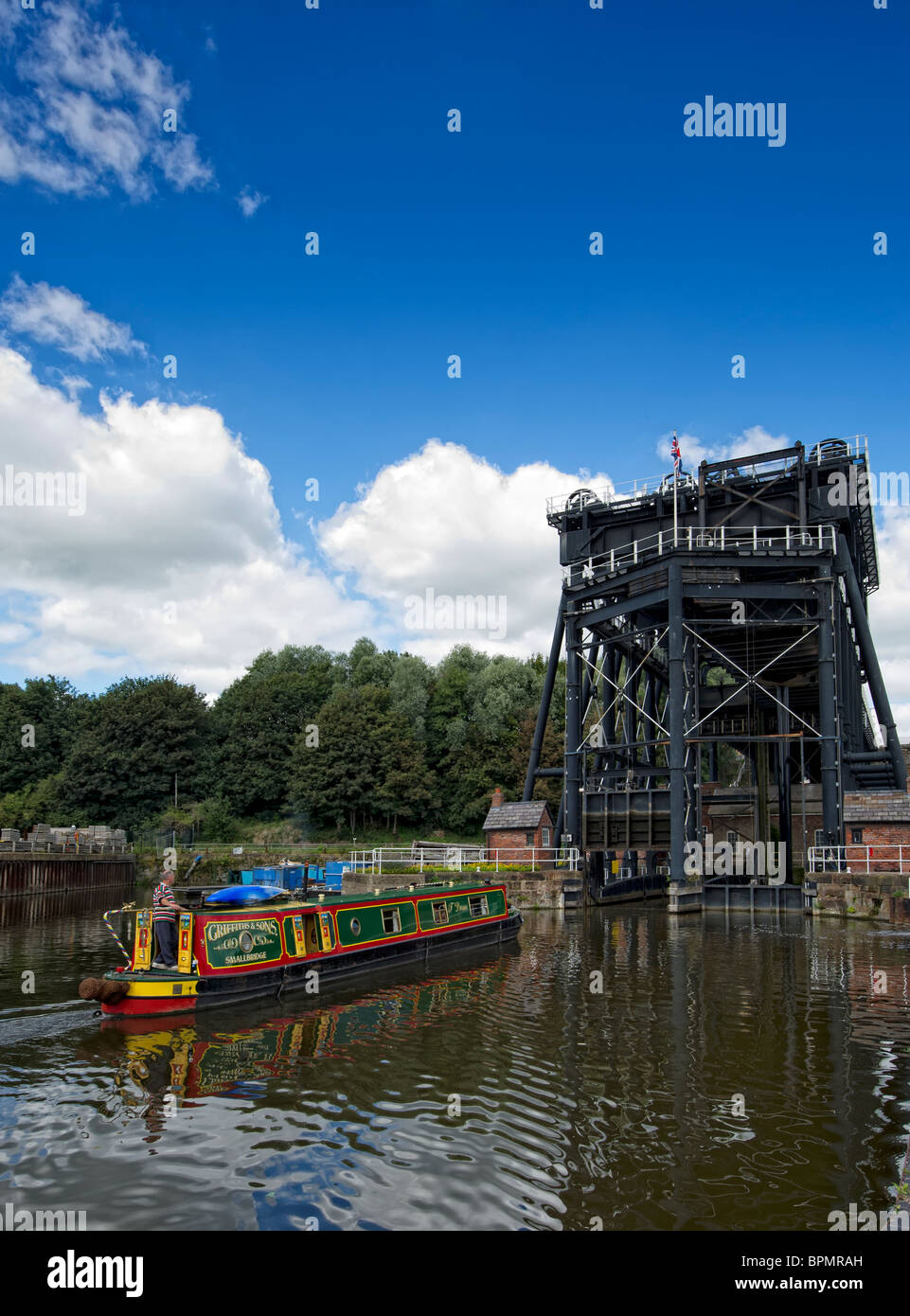 Ein Lastkahn bereitet der Anderton Boot Lift in der Nähe von Northwich Cheshire eingeben. Die weltweit erste und einzige Überlebende Schiffshebewerk Stockfoto