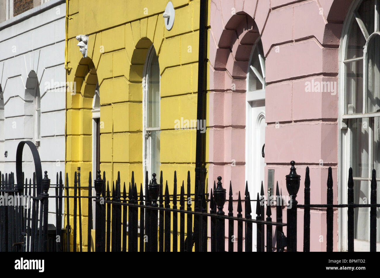 Bunte frühen viktorianischen Fassaden und Eisenzaun, Harrowby Street, Paddington, London, UK Stockfoto