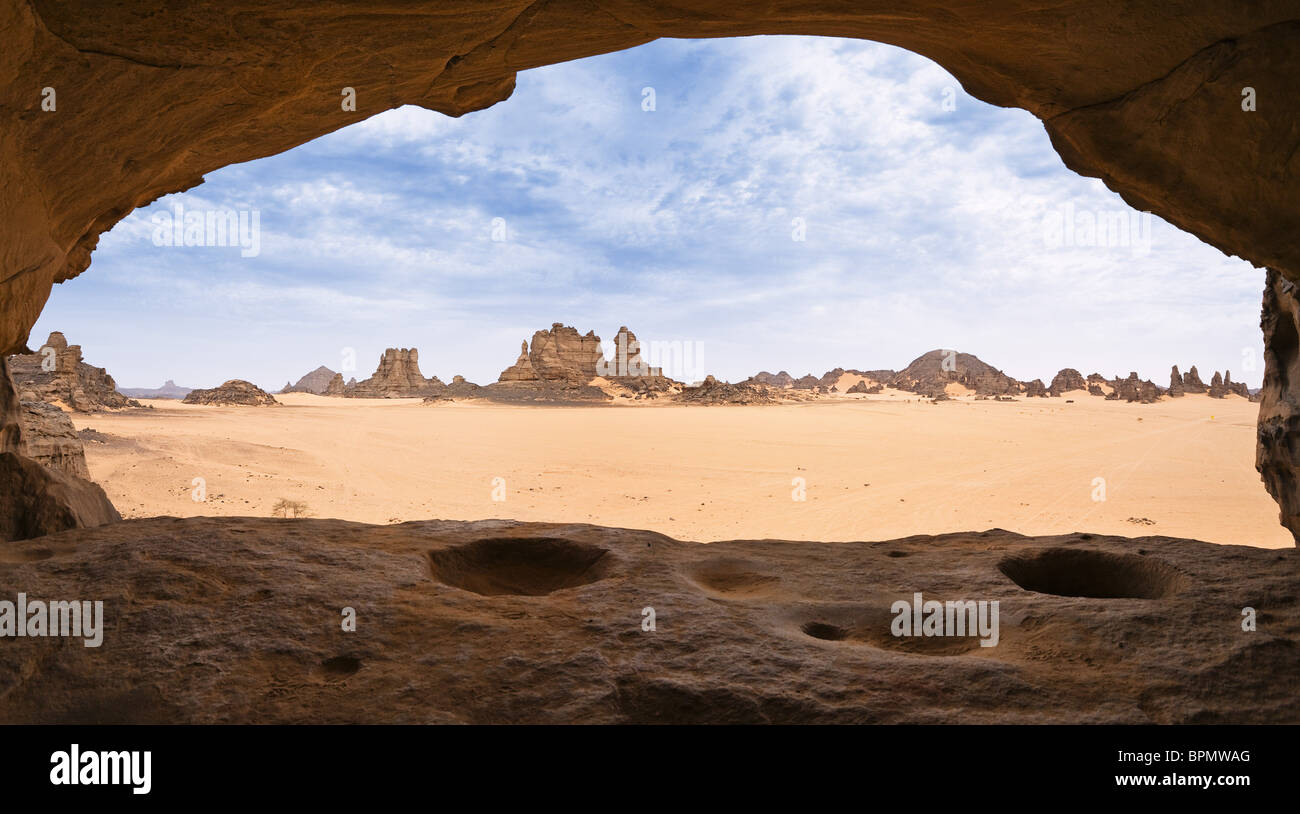 Höhle mit Mulden zum Mahlen von Getreide, Tadrart Tal, Akakus Gebirge, Libyen, Sahara, Nordafrika Stockfoto