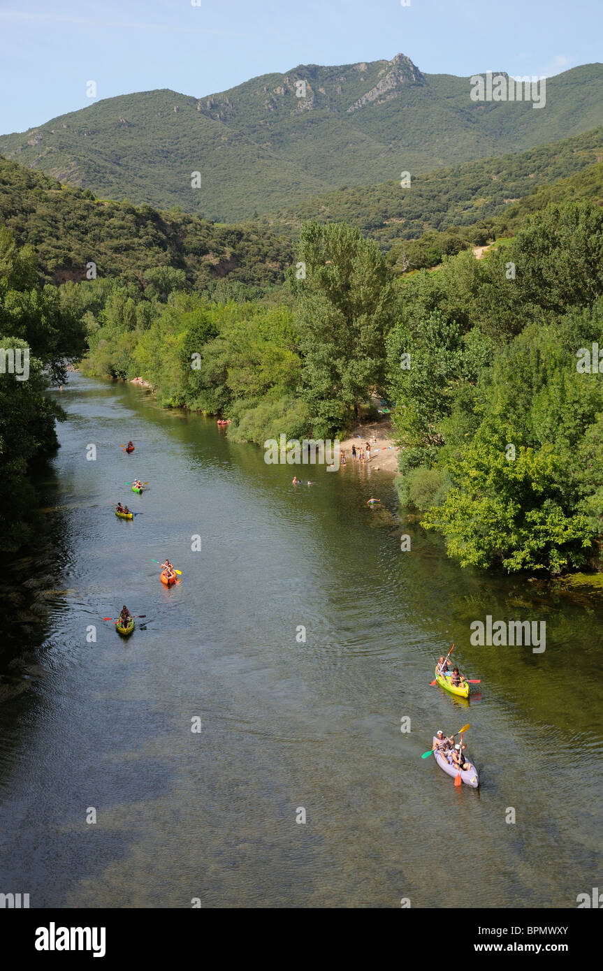 Fluss Orb bei Roquebrun im oberen Languedoc Frankreich Kajak Urlauber Stockfoto