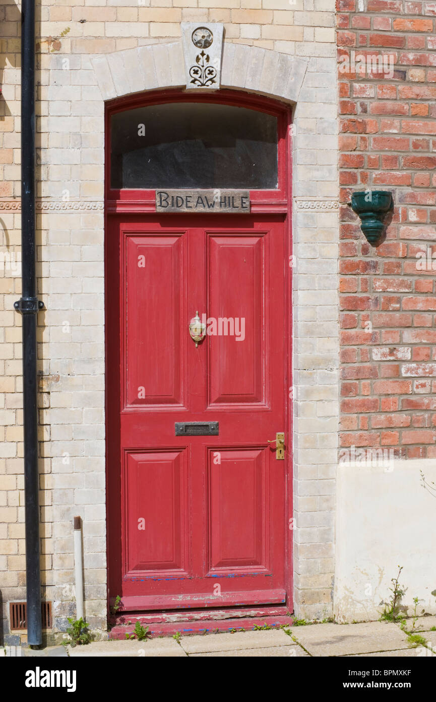 Victorian getäfelten rot bemalten Tür Ziegelbau Hauses in Llandrindod Wells Powys Mid Wales UK Stockfoto