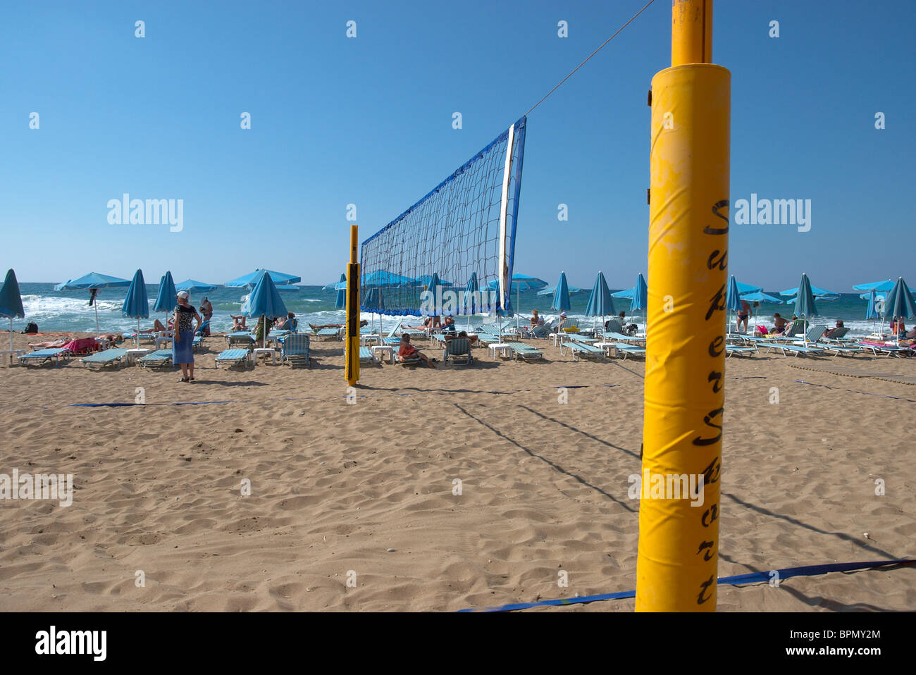 Beach Volley Ball net Sonnenliegen und Sonnenschirme Stockfoto