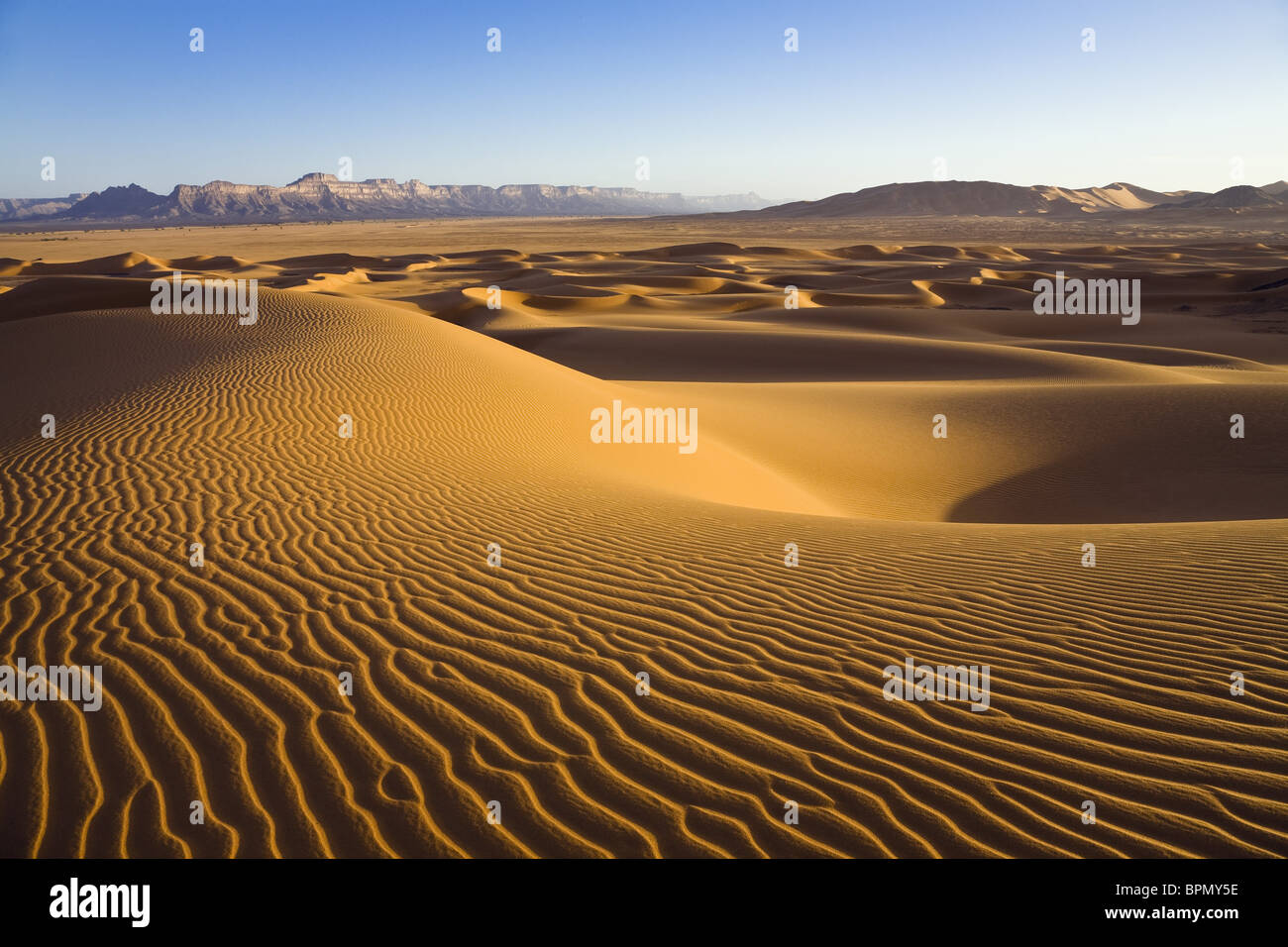 Sanddünen in der libyschen Wüste, Berge in der Nähe von Awenat, Akakus, Libyen, Nordafrika Stockfoto